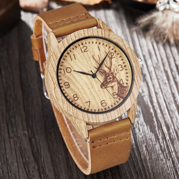 zegarek drewniany z jeleniem